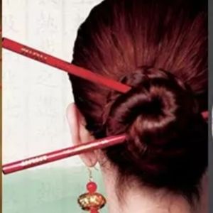 Two pairs white/pink hair sticks